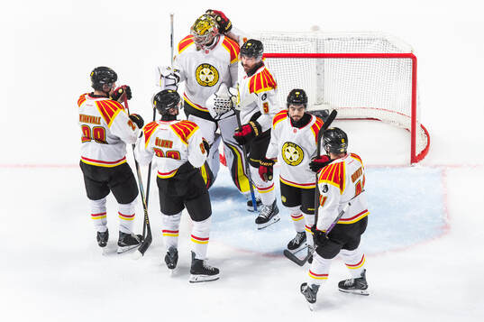 Brynäs målvakt Damian Clara och Michal Kempny jublar