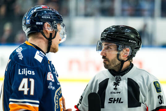 Växjös Ludvig Nilsson och Domare Mattias Enroth