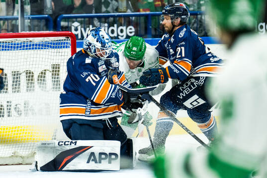 Växjös målvakt Adam Åhman och Rögles Karson Kuhlman