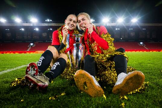 Selma Panengstuen and Dilja Yr Zomers of Brann celebrates