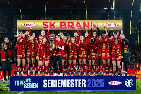 Players of Brann celebrates with the trophy