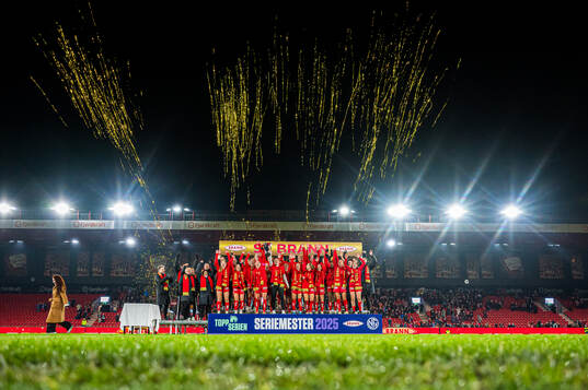 Players of Brann celebrates with the trophy