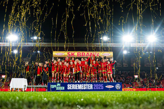 Players of Brann celebrates with the trophy