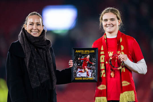Signe Gaupset of Brann with "player of the year" award
