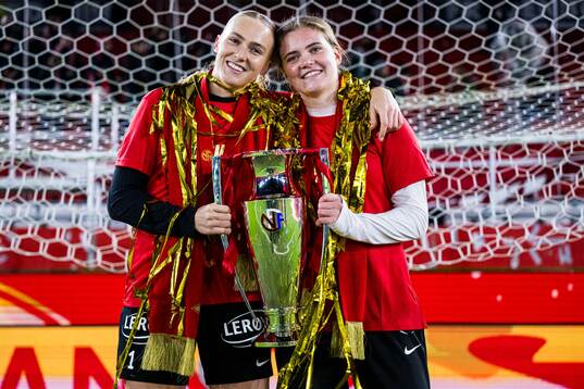 Selma Panengstuen and Signe Gaupset of Brann celebrates