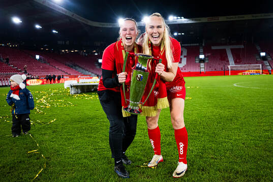 Sandra Stavenes and Maria Thorisdottir of Brann celebrates