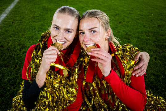 Selma Panengstuen and Dilja Yr Zomers of Brann celebrates