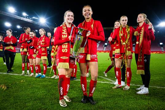 Monica Isaksen and Josefine Birkelund of Brann celebrates