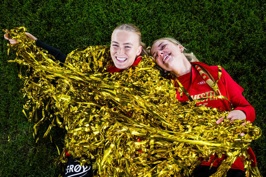 Selma Panengstuen and Dilja Yr Zomers of Brann celebrates