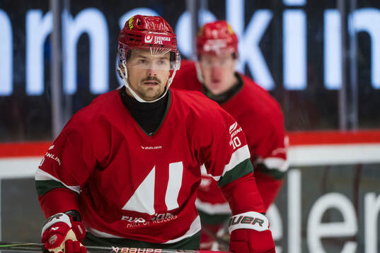 Modos Gerry Fitzgerald innan ishockeymatchen i