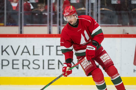 Modos Måns Carlsson innan ishockeymatchen i