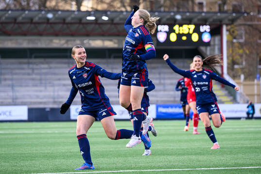Rosengårds Thea Sørbo och Hanna Andersson jublar