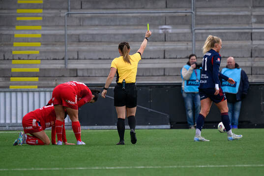 Domare Hanna Laajanen dömer gult kort till Rosengårds