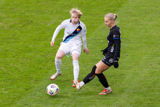 Djurgårdens Olivia Ulenius och Växjö DFFs Helmi Raijas