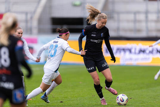Djurgårdens Urara Watanabe och Växjö DFFs Elin Nilsson