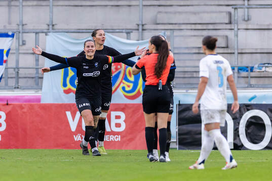 Växjö DFFs Josefin Harrysson och Nellie Karlsson reagerar