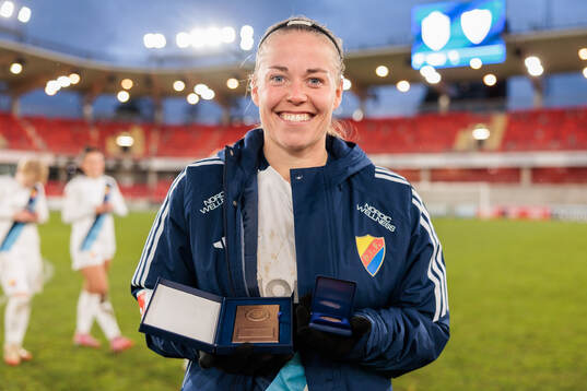 Djurgårdens Therese Åsland med medaljer