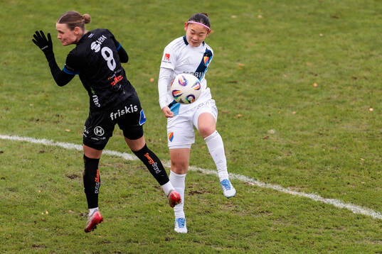 Växjö DFFs Maja Bodin och Djurgårdens Urara Watanabe