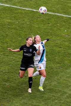Växjö DFFs Mariann Høgh Nielsen och Djurgårdens Therese