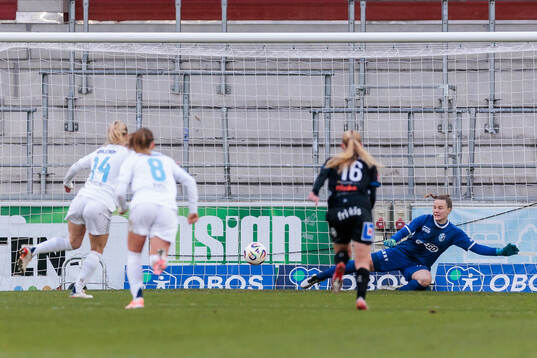 Djurgårdens Mimmi Wahlström gör mål 0-2 på straff