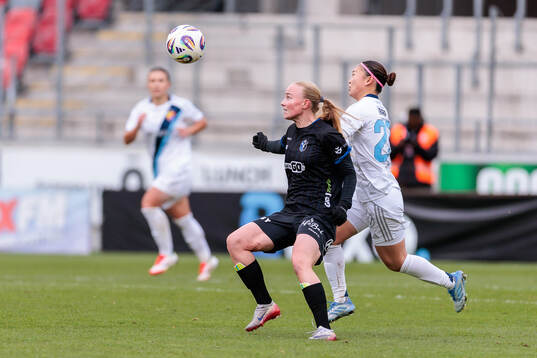 Växjö DFFs Ebba Wieder och Djurgårdens Urara Watanabe