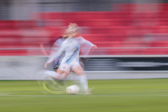 Spelare springer med boll