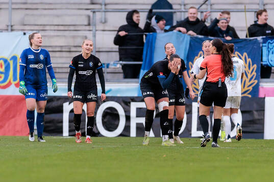 Växjö DFFs Nellie Karlsson reagerar på ett domslut