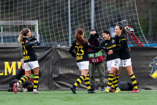AIKs Haruna Tabata jublar med lagkamrater