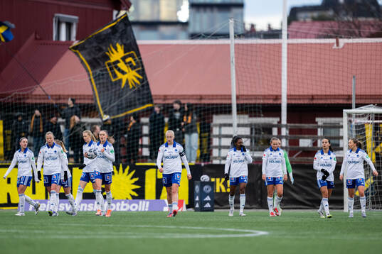 IFK Norrköpings Wilma Leidhammar med lagkamrater deppar