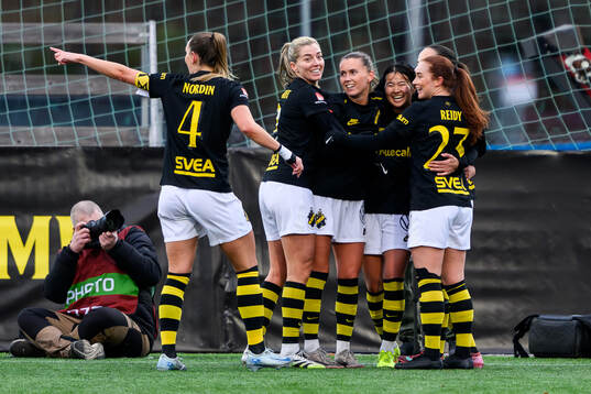 AIKs Haruna Tabata jublar med lagkamrater