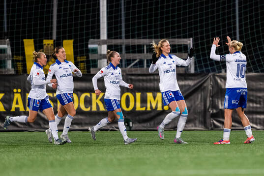 IFK Norrköpings Ebba Handfast jublar