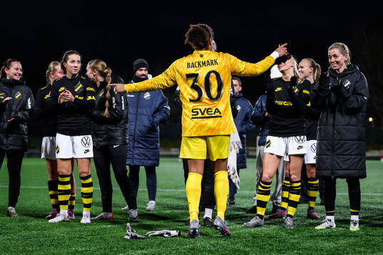AIKs målvakt Serina Backmark tackas av