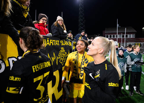 AIKs målvakt Serina Backmark tackas av