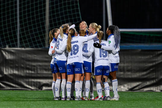 IFK Norrköpings Ebba Handfast jublar med lagkamrater
