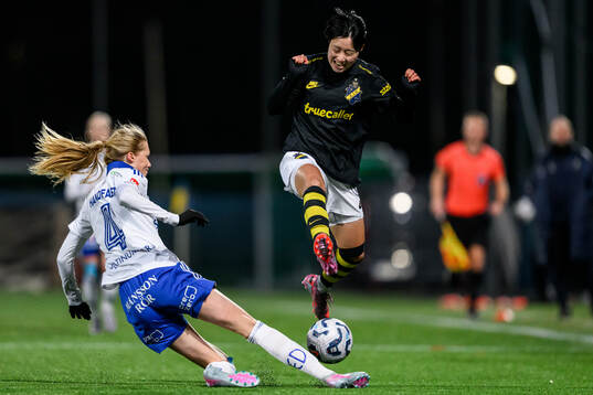 IFK Norrköpings Ebba Handfast och AIKs Son Hwayeon