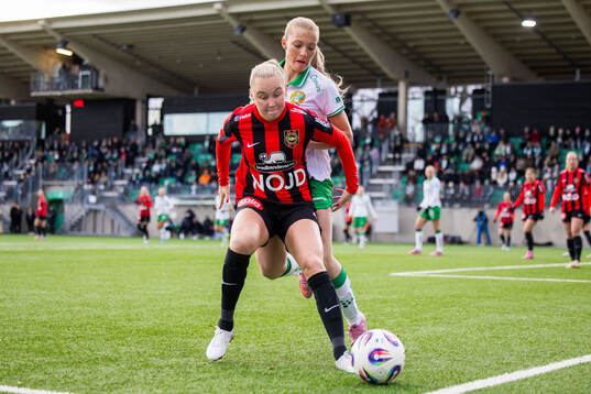 Brommapojkarnas Wilma Wärulf och Hammarbys Smilla Holmberg