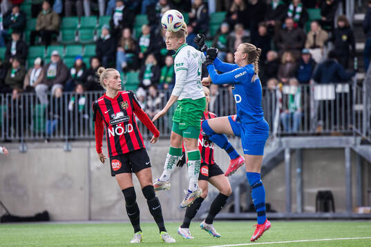Hammarbys Julie Blakstad och Brommapojkarnas målvakt Clara