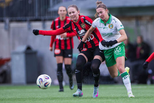 Brommapojkarnas Ida Bengtsson och Hammarbys Vilma Emilia