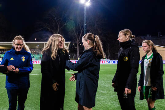 Hammarbys Sofia Reidy, målvakt målvakt Melina Loeck och