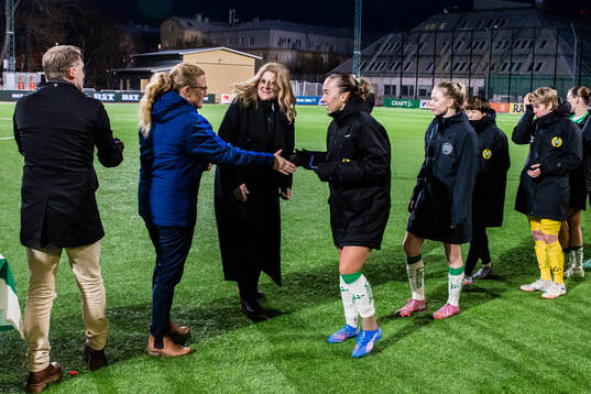 Hammarbys Athinna Persson Lundgren tar emot silvermedlajerna