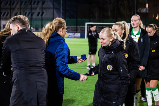 Hammarbys Emilie Joramo tar emot silvermedlajerna