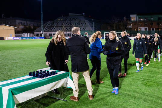 Hammarbys spelare tar emot silvermedlajerna