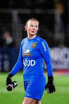 Brommapojkarnas målvakt Clara Ekstrand deppar