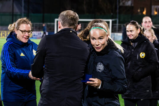 Hammarbys Stina Lennartsson tar emot silvermedlajerna