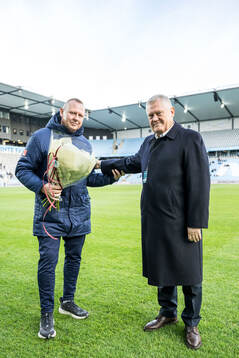 Malmö FFs lagledare Anders Nilsson tackas av ordförande