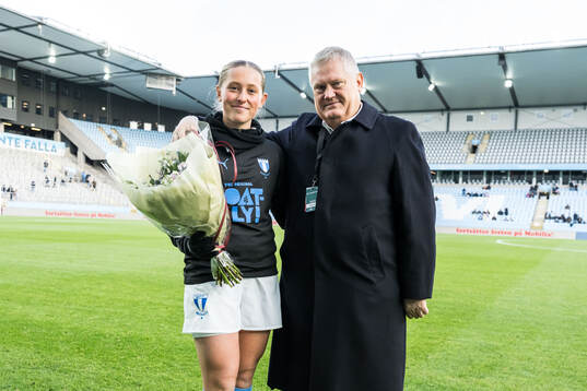 Malmö FFs Petronella Winblad tackas av ordförande Anders