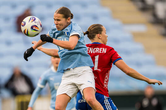 Malmö FFs Karoline Olesen och Vittsjös Hanna Ekengren
