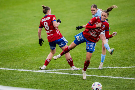 Vittsjös Sofie Rewucha och Malmö FFs Karoline Olesen