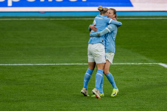Malmö FFs Katariina Kosola och Nathalie Hoff Persson jublar