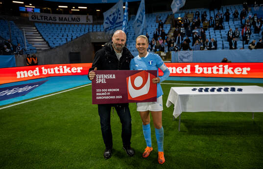 Malmö FFs Nellie Lilja får en check av Svenska Spels Ola